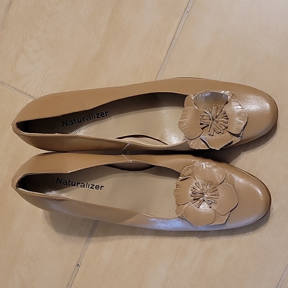 Vintage Tan Naturalizer heels.  Size 6